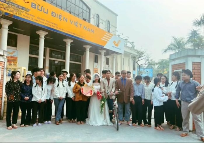 Các anh chàng thì diện quần âu, áo sơ mi, đội mũ đèo phía sau là những cô thiếu nữ duyên dáng với mái tóc thắt bím hai bên, hình ảnh này quá đỗi quen thuộc với thế hệ trước.