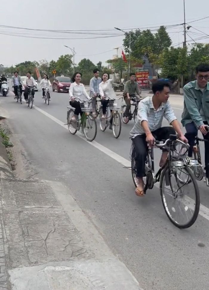 Mới đây một đoạn clip về đám cưới nhận về nhiều sự quan tâm của cư dân mạng, bởi lẽ đám cưới đặc biệt này theo phong cách thập niên 90.