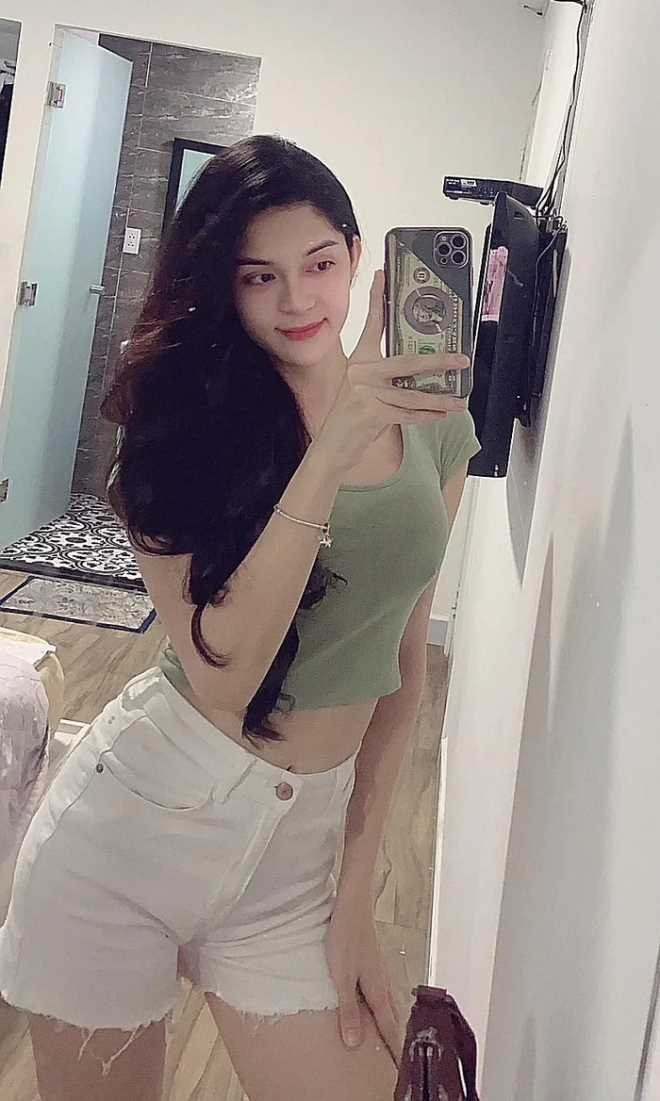 Huỳnh My đã phẫu thuật chuyển đổi thành con gái hoàn toàn, nhờ vào vóc dáng nhỏ con chỉ khoảng 1m67 nên mỹ nhân đến từ An Giang hầu như không bị lộ dấu hiệu của giới tính cũ.