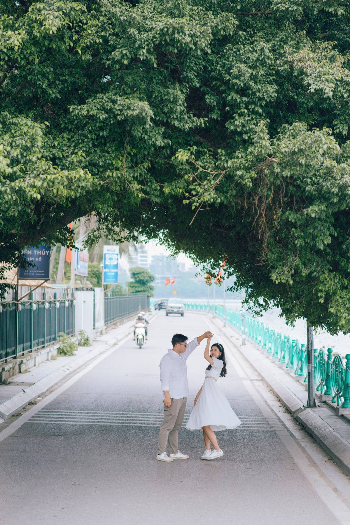 Những bạn trẻ Hà Nội thường chọn Hồ Tây để chụp hình check-in, hẹn hò vào các dịp đặc biệt. Ảnh: Internet