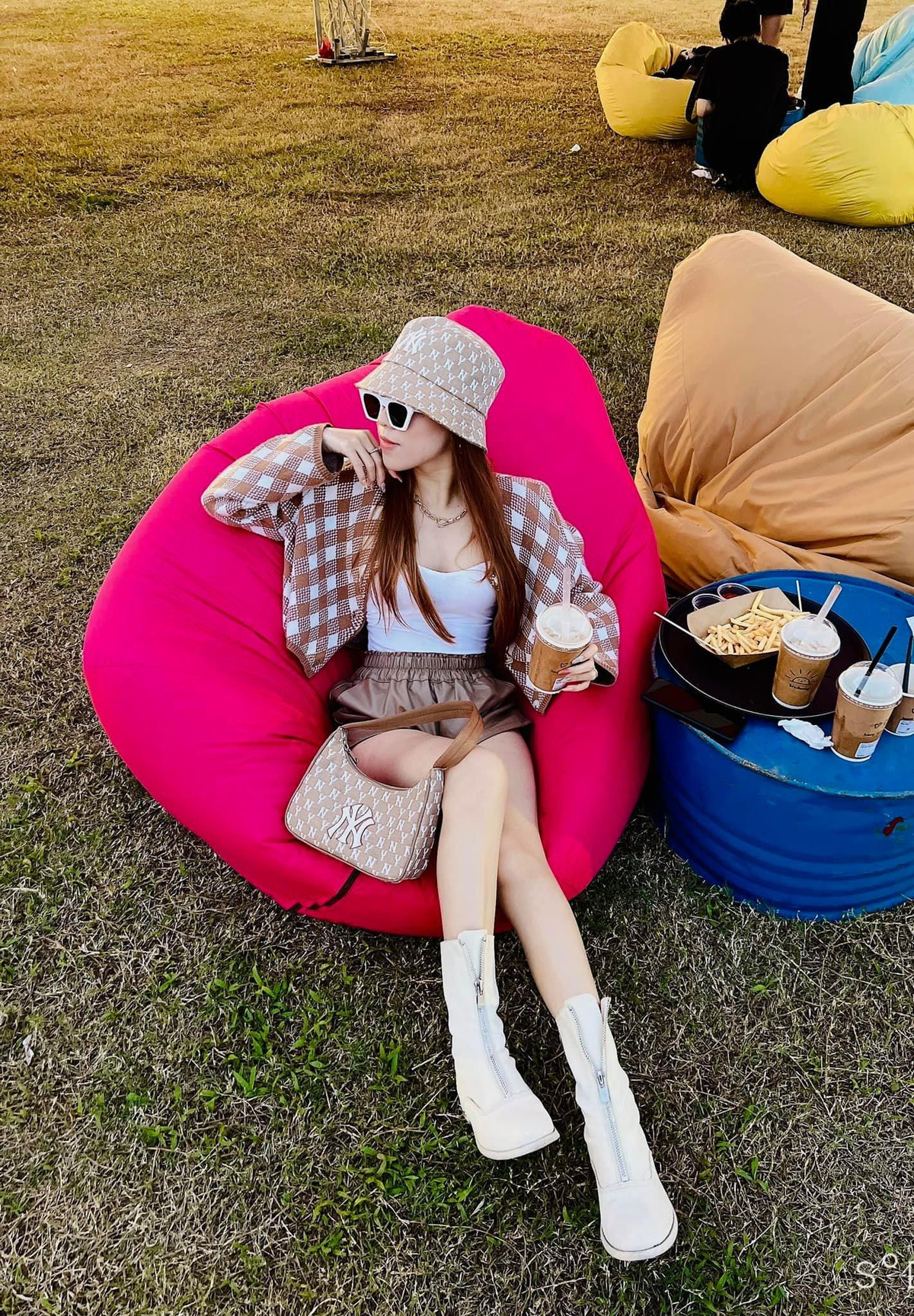 Tại đây có các quán cafe sân vườn rộng rãi thích hợp cho các bạn trẻ.