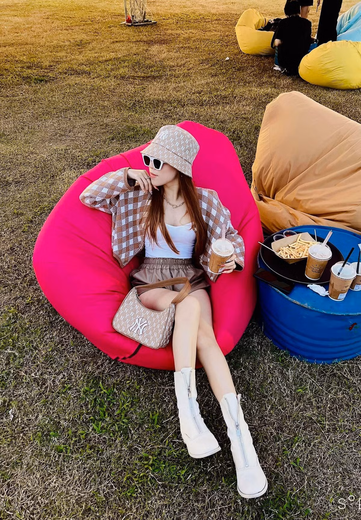 Tại đây có các quán cafe sân vườn rộng rãi thích hợp cho các bạn trẻ.