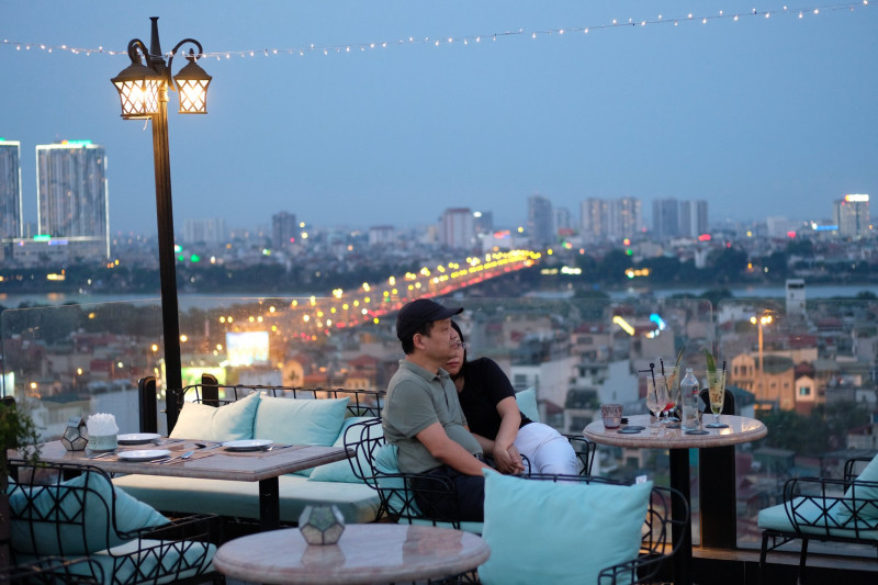 Skyline Hanoi mang phong cách cafe sân vườn, là điểm đến tuyệt vời cho khách hàng ngắm nhìn hoàng hôn và cảm nhận vẻ đẹp Thủ đô khi thành phố lên đèn, đặc biệt là vào ngày Quốc tế Phụ nữ.