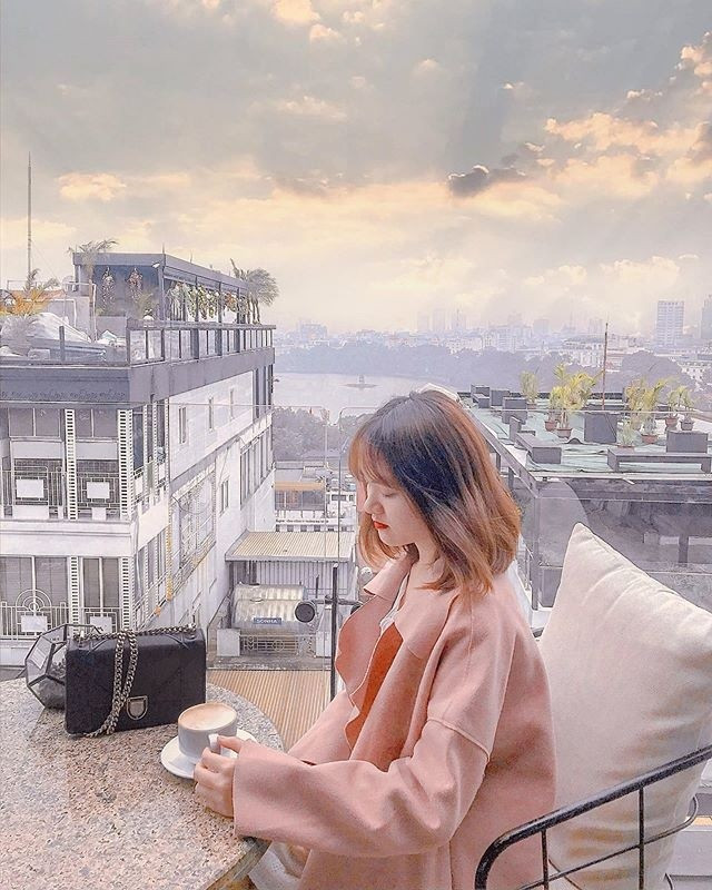 Tại vị trí cao nhất của tòa nhà, các cặp đôi có thể chiêm ngưỡng toàn cảnh khu vực Hồ Hoàn Kiếm, sông Hồng và một phần khu phố cổ.