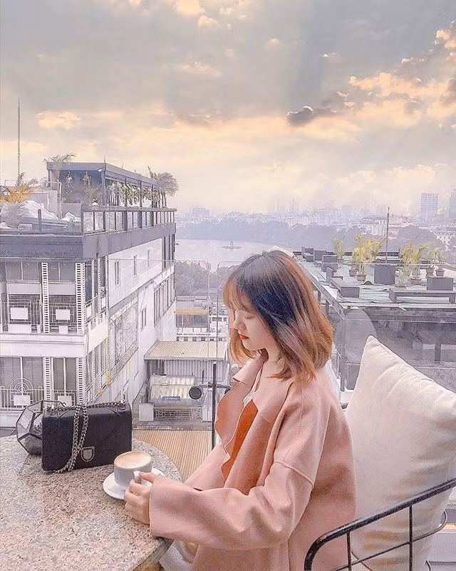 Tại vị trí cao nhất của tòa nhà, các cặp đôi có thể chiêm ngưỡng toàn cảnh khu vực Hồ Hoàn Kiếm, sông Hồng và một phần khu phố cổ.