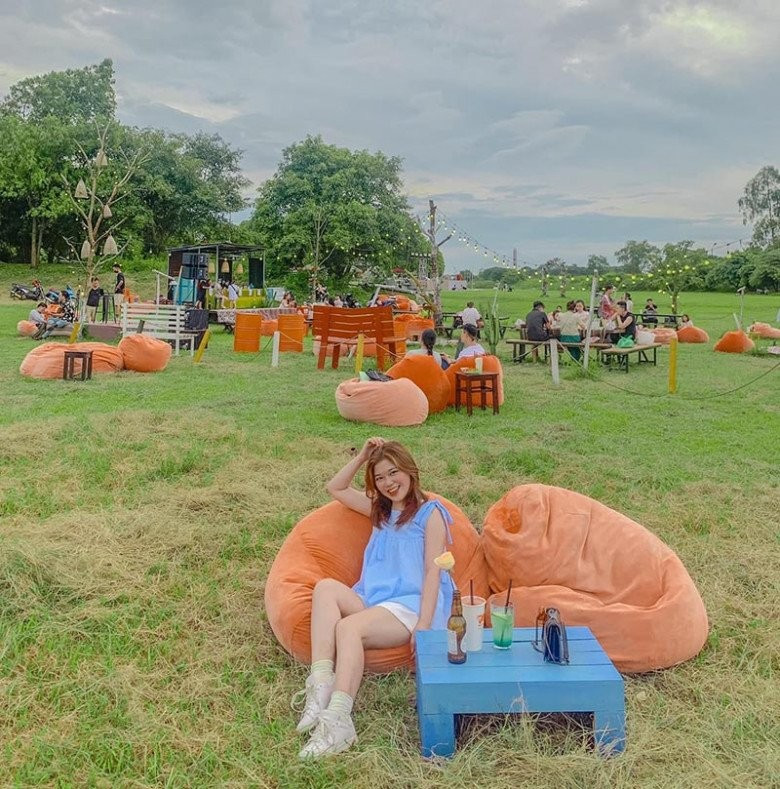 Một địa điểm vui chơi ở Hà Nội nữa là ven bờ sông Hồng. Bãi đá sông Hồng với những bãi cát dài và cánh đồng phi lao bất tận đẹp đến xiêu lòng.