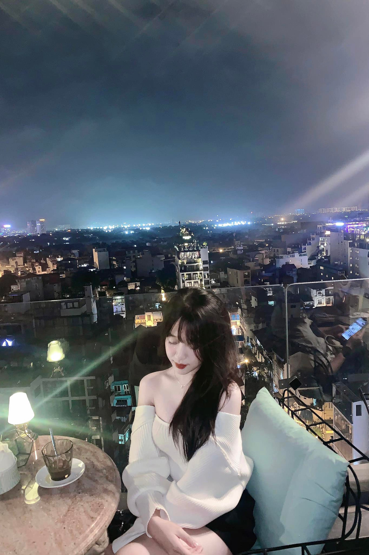 Skyline Hanoi là quán cafe “sang chảnh” tọa lạc ngay trung tâm thành phố Hà Nội, cách Hồ Gươm khoảng 50m. Đây được xem là địa điểm hẹn hò lý tưởng cho ngày 8/3.