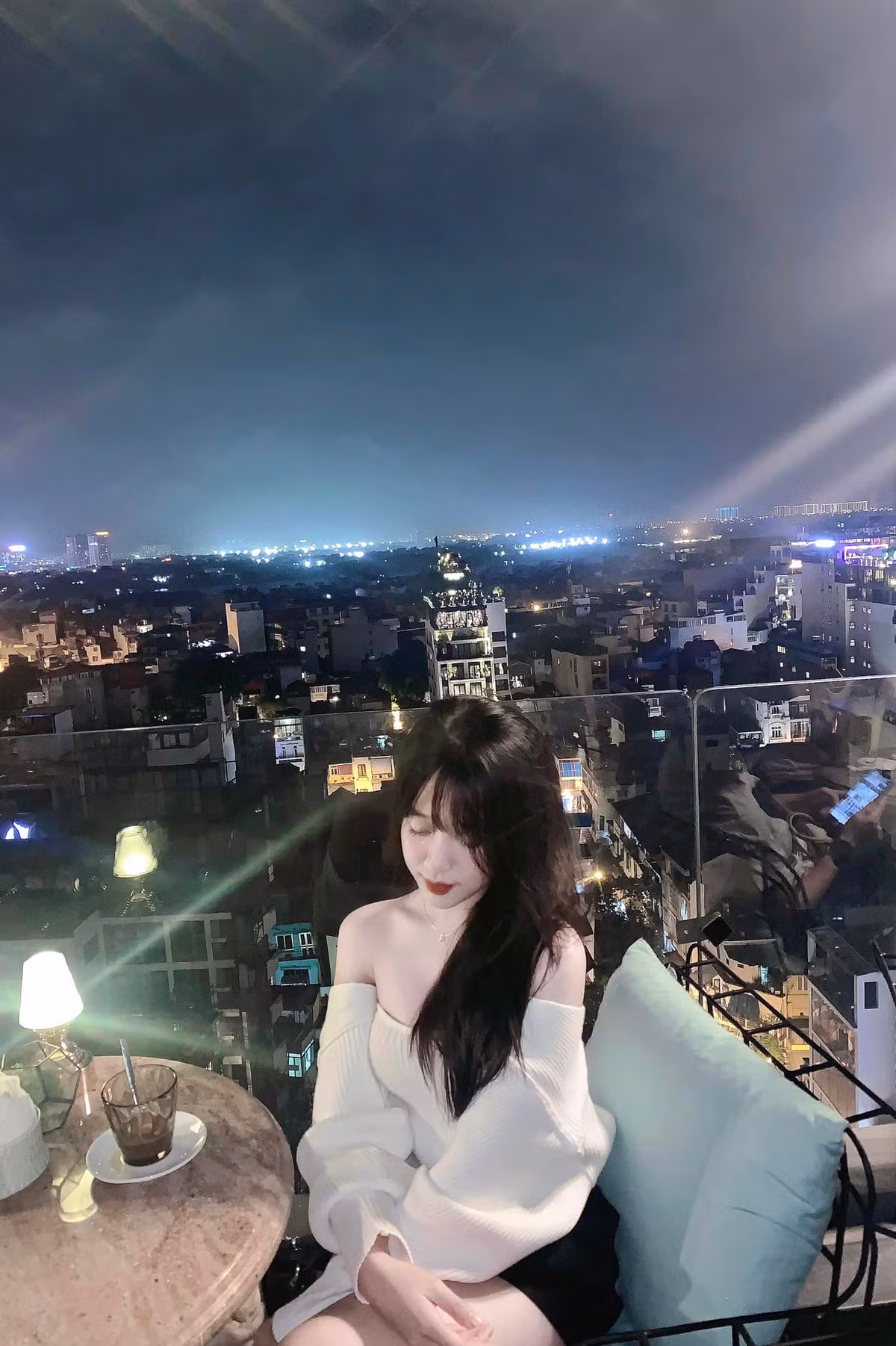 Skyline Hanoi là quán cafe “sang chảnh” tọa lạc ngay trung tâm thành phố Hà Nội, cách Hồ Gươm khoảng 50m. Đây được xem là địa điểm hẹn hò lý tưởng cho ngày 8/3.