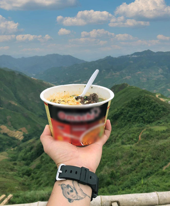 Phong cách chụp ảnh có người, có cảnh rồi đăng tải dường như đã trở nên lạc hậu, thay vào đó là trào lưu ăn mì view đẹp, cụ thể là đăng tải bữa sáng ở phương xa đang được nhiều bạn trẻ lựa chọn.