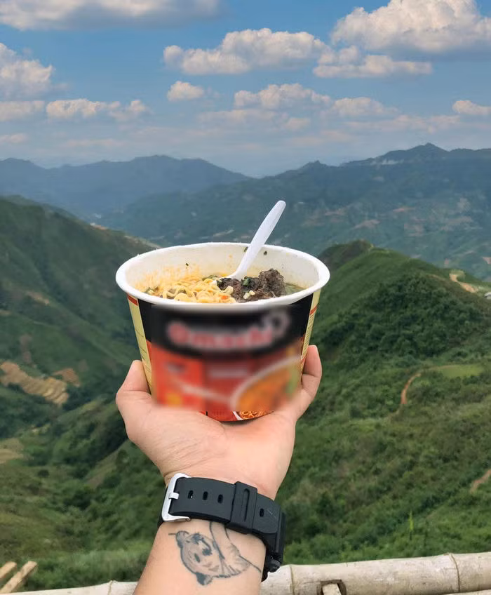 Phong cách chụp ảnh có người, có cảnh rồi đăng tải dường như đã trở nên lạc hậu, thay vào đó là trào lưu ăn mì view đẹp, cụ thể là đăng tải bữa sáng ở phương xa đang được nhiều bạn trẻ lựa chọn.