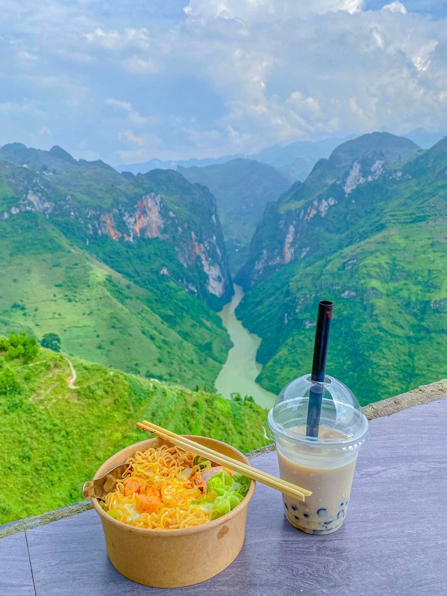 Theo nhiều người từng trải nghiệm, ngồi ăn tô mì tôm ở trước những khung cảnh như vậy thì khiến mình có cảm giác ngon hơn và cũng khác lạ hơn rất nhiều. Ảnh: Tổng hợp Facebook