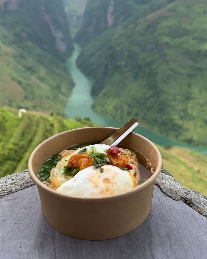 Trào lưu ăn mì view đẹp này vô tình tạo nên loạt ảnh "Những bát mì view đẹp nhất Việt Nam" khiến không ít người yêu thích, dành nhiều sự quan tâm.