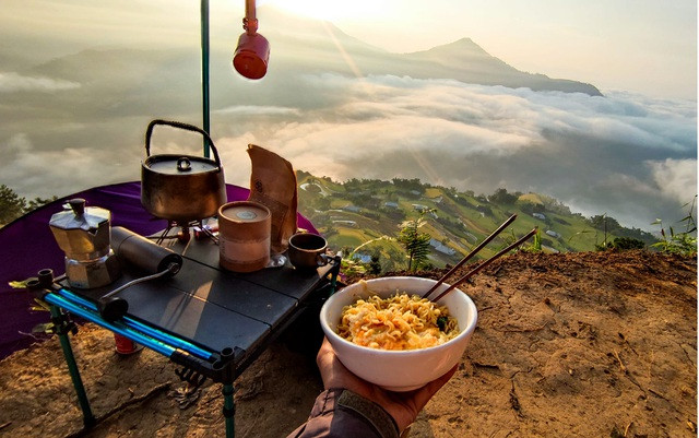 Dưới phần bình luận, các bạn trẻ không ngừng nhắc tên nhau, bày tỏ mong muốn được khám phá, trải nghiệm ăn mì ngắm view đẹp như thế này.