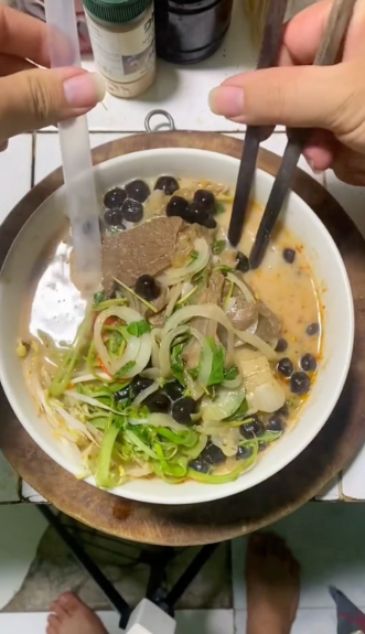 Thế nhưng mới đây món bún bò được một số TikToker biến tấu bằng cách thay nước lèo hầm xương sang trà sữa khiến nhiều khiến cư dân mạng phát hoảng.