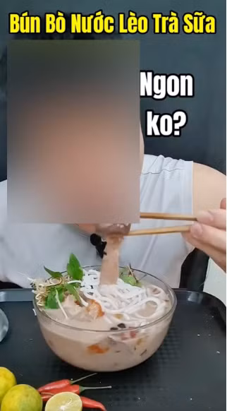 Sau khi ăn hết bát tô, TikToker nhận xét bún bò nước lèo trà sữa có vị béo ngậy, thơm ngon và đặc biệt nhấn mạnh vị nó không hề khó ăn như mọi người vẫn nghĩ.