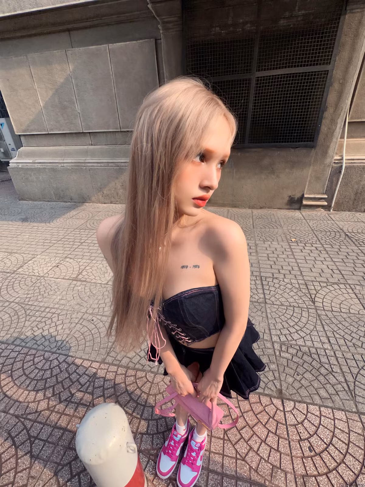 Cũng kể từ ngày làm vợ Xemesis cô nàng ngày càng chăm mặc hở bạo hơn trước, vô tư để lộ hình xăm trên cơ thể.