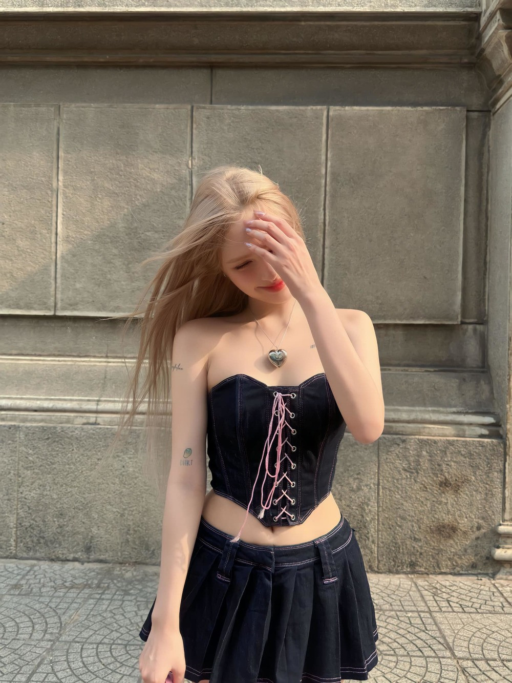 Từ khi kết hôn với chồng thiếu gia, Xoài Non thoải mái mặc hở khoe hình xăm cá tính trong mọi khung hình.