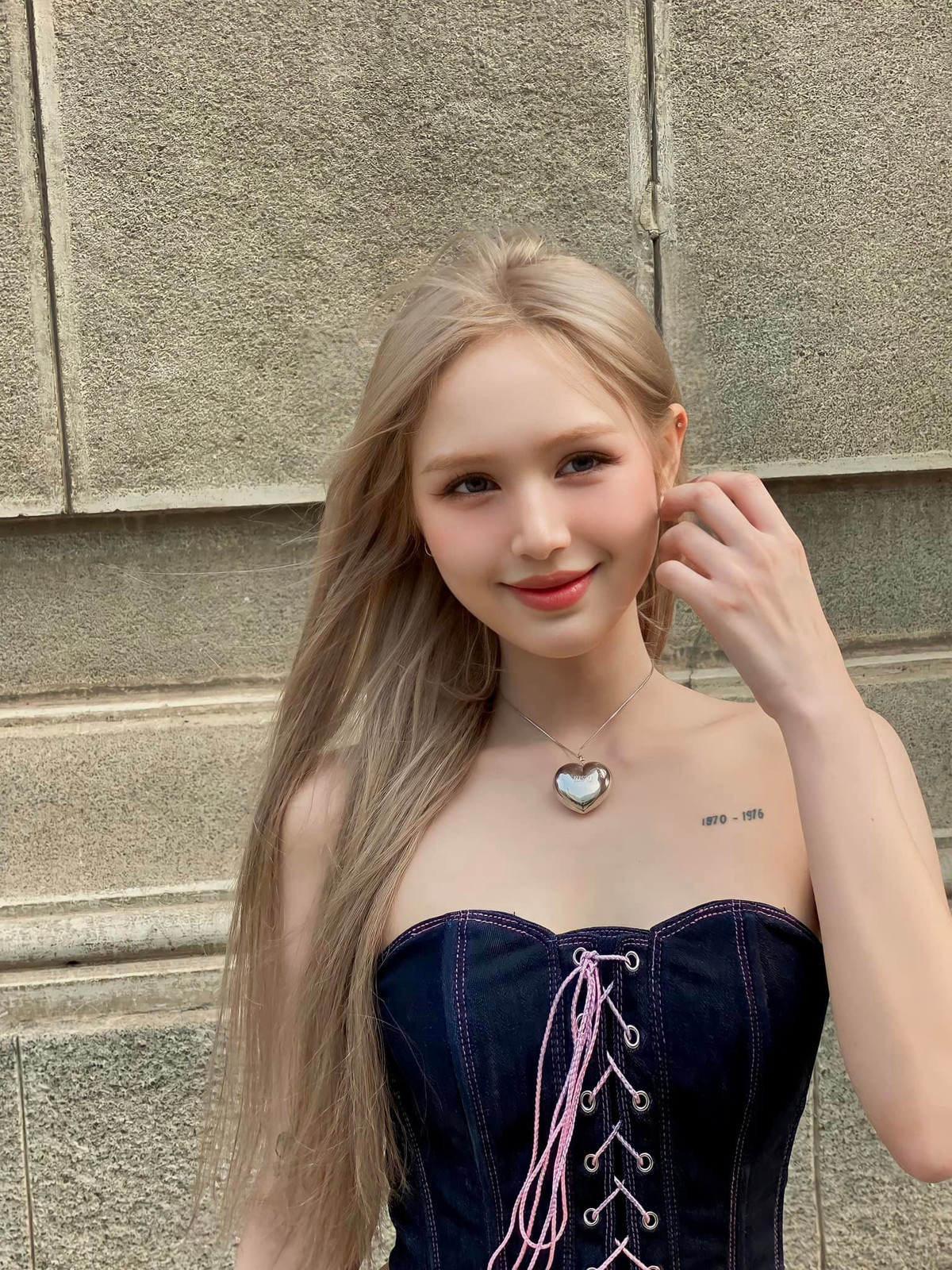 Ngoài ra, trang phục có phần kiệm này còn giúp người đẹp 2K khoe những hình xăm cá tính của mình.