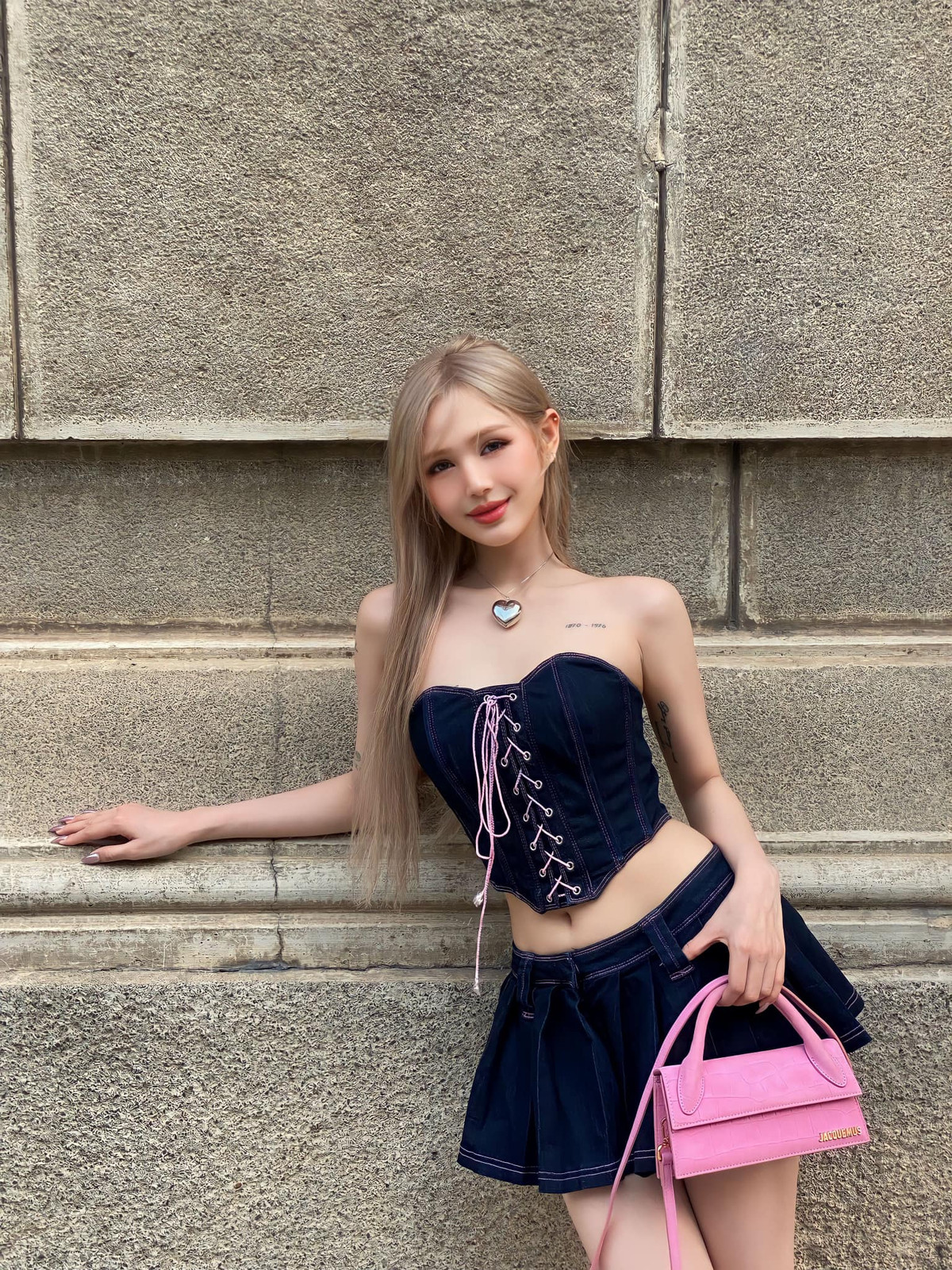 Tổng cộng, mỹ nhân sinh năm 2002 sở hữu 4 hình xăm. Mỗi "vết tích" trên cơ thể của người đẹp đều mang một ý nghĩa riêng.