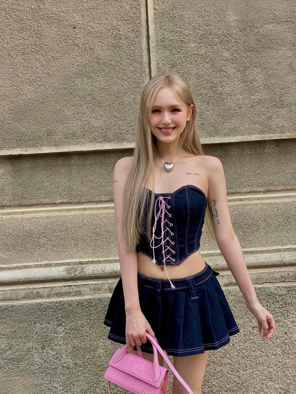 Mới đây hot girl Sài thành cập nhật loạt ảnh lên đồ xuống phố vô cùng cá tính và gợi cảm. Trong khung hình, Xoài Non diện set đồ jeans ngắn cũn.