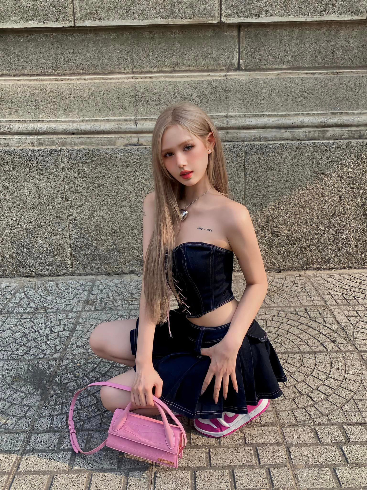 Từng bị người nhà đến khán giả phản đối chuyện xăm hình, Xoài Non hiện tại lại thoải mái khoe vẻ đẹp cá tính của mình sau khi kết hôn.