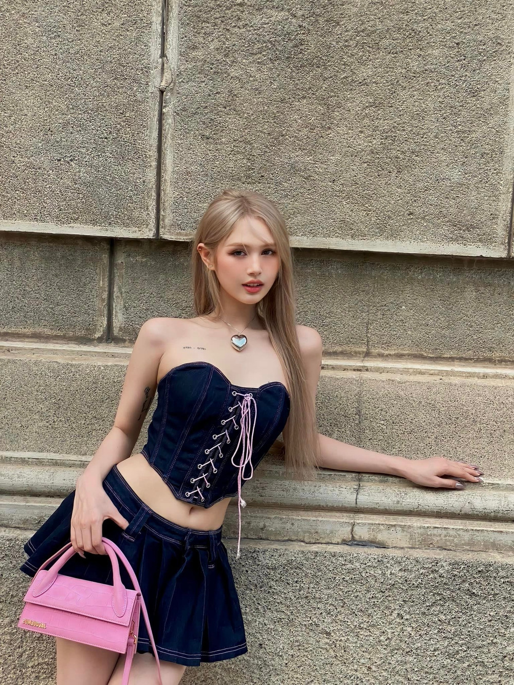 Xoài Non hiện đang là hot girl có tầm ảnh hưởng lớn với giới trẻ hiện nay. Bên cạnh nhan sắc lai Tây xinh đẹp, ngọt ngào thì cô còn có mối tình lâu năm đáng ngưỡng mộ với streamer Xemesis.