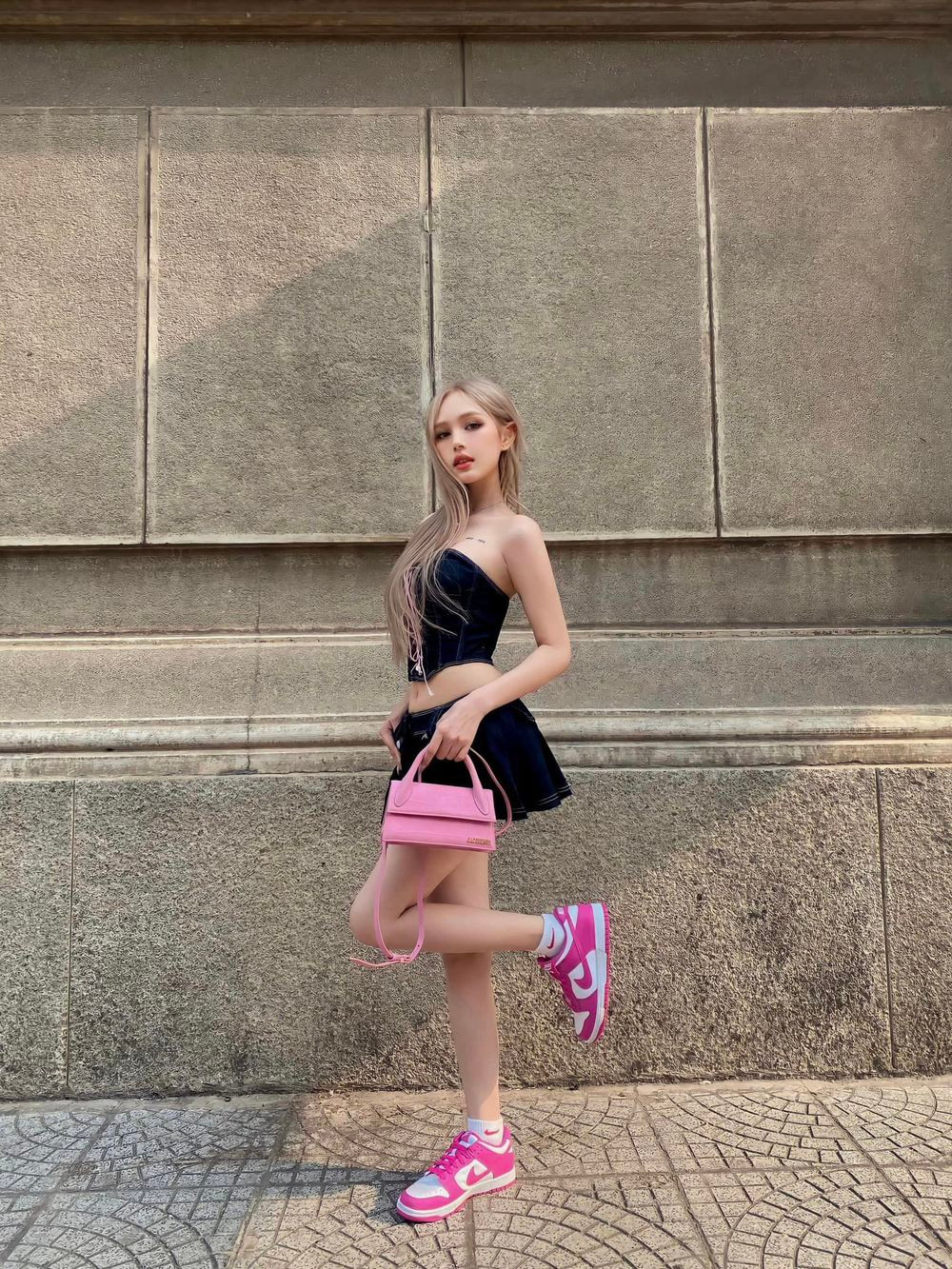 Thả dáng trong thiết kế kiệm vải, hot girl Xoài Non gây ấn tượng bởi nhan sắc tựa như búp bê sống, hình thể nuột nà và làn da trắng không tì vết.