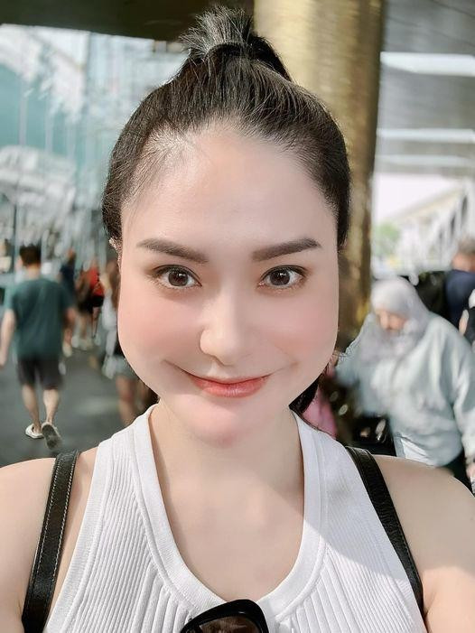 Nam đại gia "bêu rếu" bà xã với tấm hình selfie show cận cảnh gương mặt phúng phính đến lạ lẫm của Đoàn Di Băng.