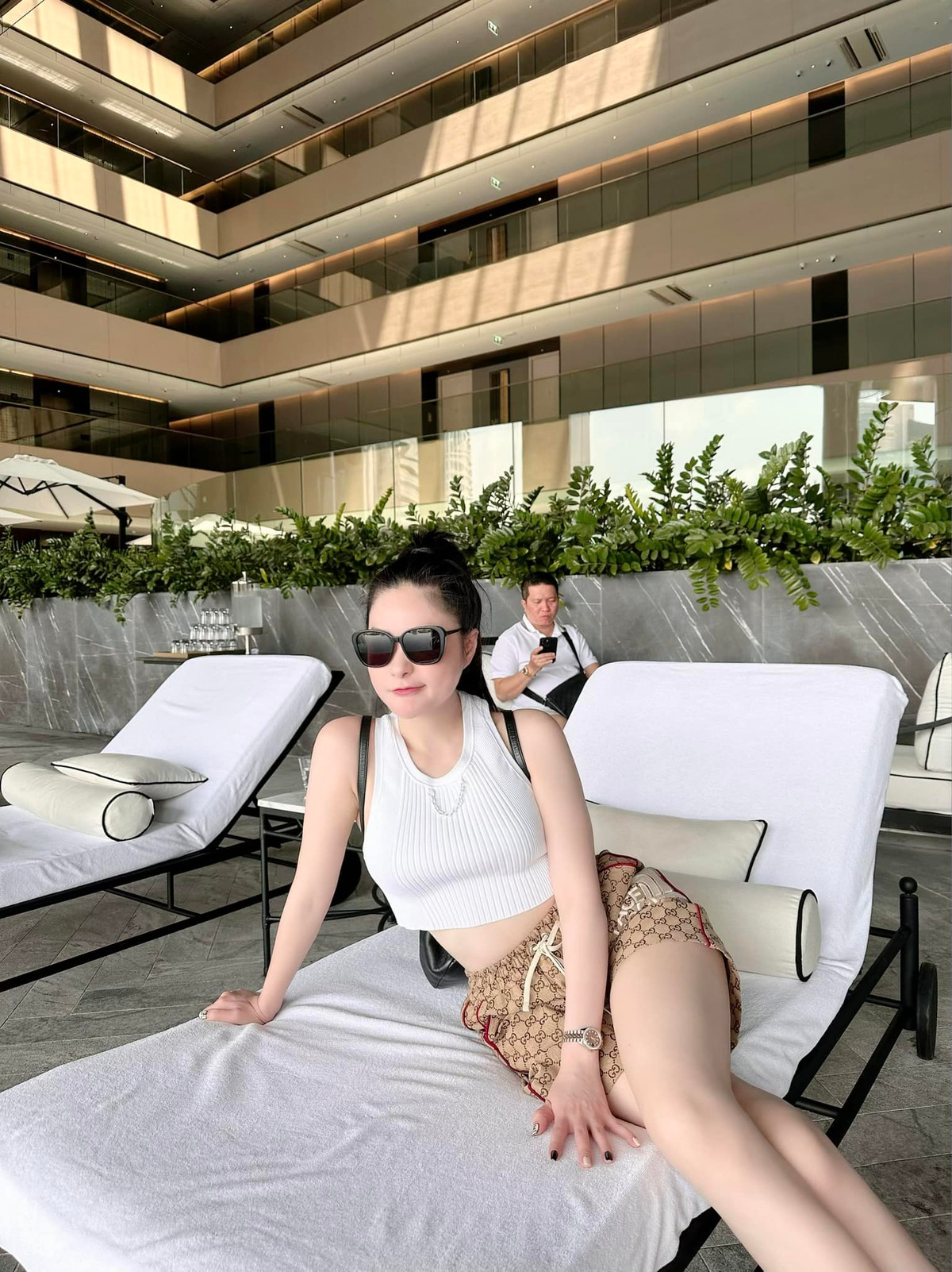 Tấm hình selfie kể trên dù lộ rõ mồn cặp má phúng phính quá mức nhưng lại ngầm khẳng định làn da không tì vết của Đoàn Di Băng.