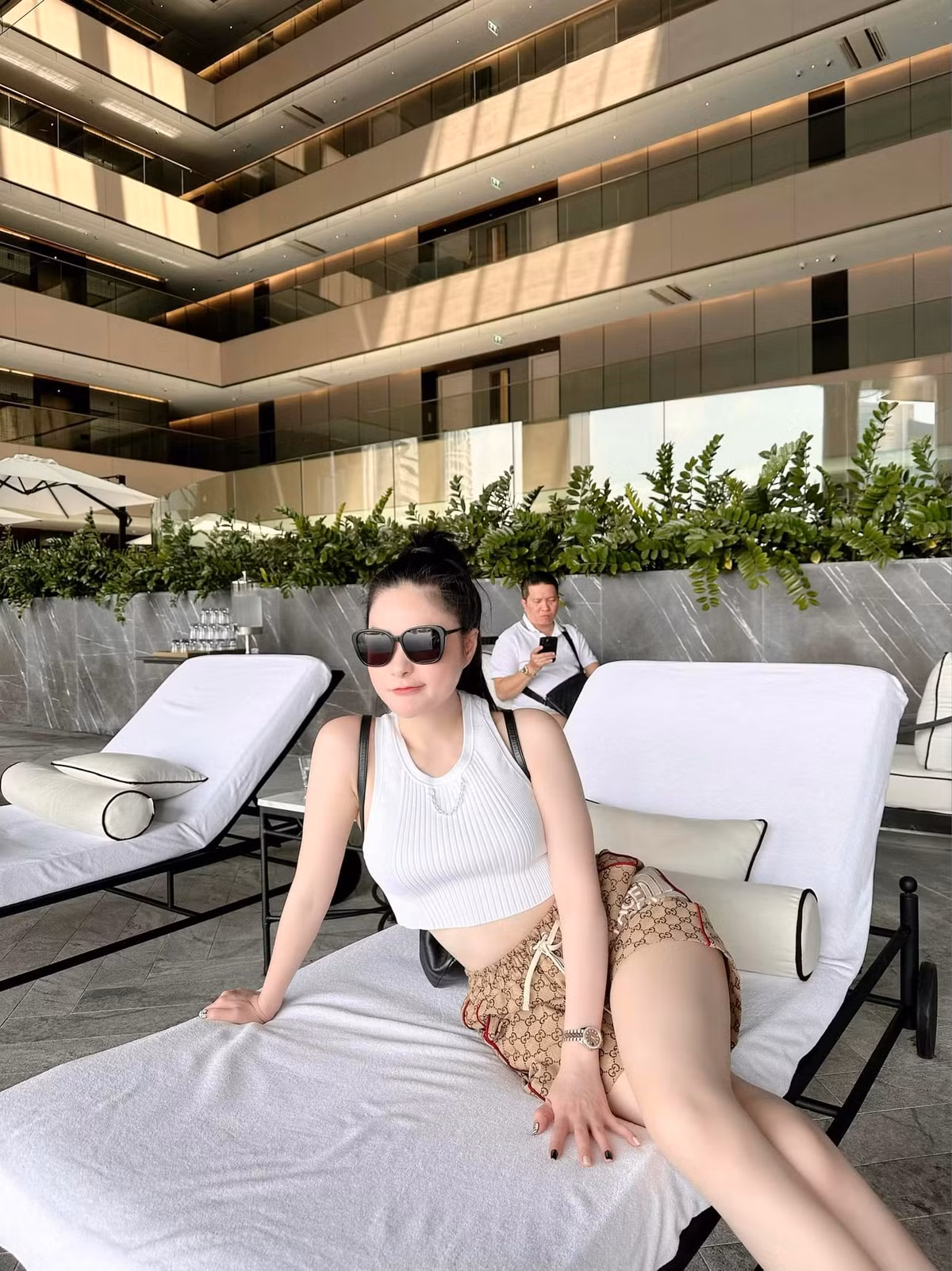 Tấm hình selfie kể trên dù lộ rõ mồn cặp má phúng phính quá mức nhưng lại ngầm khẳng định làn da không tì vết của Đoàn Di Băng.