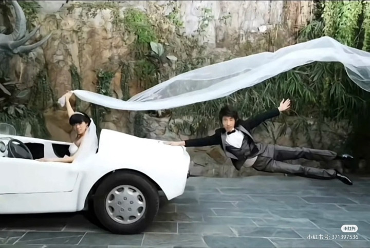 Mới đây, trên một diễn đàn mạng xã hội, những bức ảnh cưới độc đáo của các cặp đôi đã được chia sẻ và nhận được sự quan tâm.