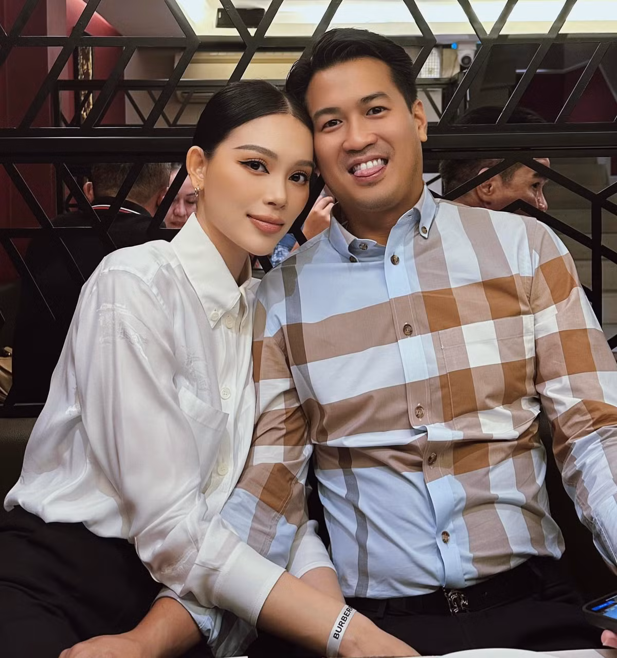 Trên trang cá nhân, cả 2 liên tục cập nhật những thông tin liên quan đến ngày trọng đại cuộc đời.