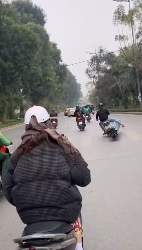 Một nam thanh niên điều khiển xe máy chở hàng là 50 ống nhựa dài ngoằng và đi lạng lách trên đường Láng, Hà Nội. Điều đáng nói là tài xế này còn vắt hẳn 1 chân sang bó ống nhựa.