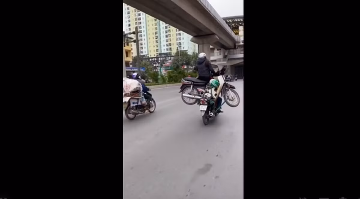 Một nam tài xế xe máy đã chở theo phía sau một chiếc xe máy và 1 người ngồi trên xe này.