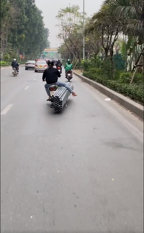 Đoạn clip lái xe nguy hiểm của nam thanh niên này nhanh chóng gây chú ý, hầu hết đều hãi hùng với cách chở hàng cồng kềnh này.