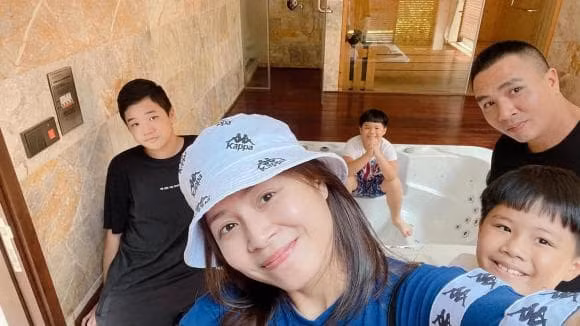 Hiện tại nữ MC VTV có cuộc sống hạnh phúc bên chồng mới cũng đã trải qua một lần chia tay và có một cậu con trai.