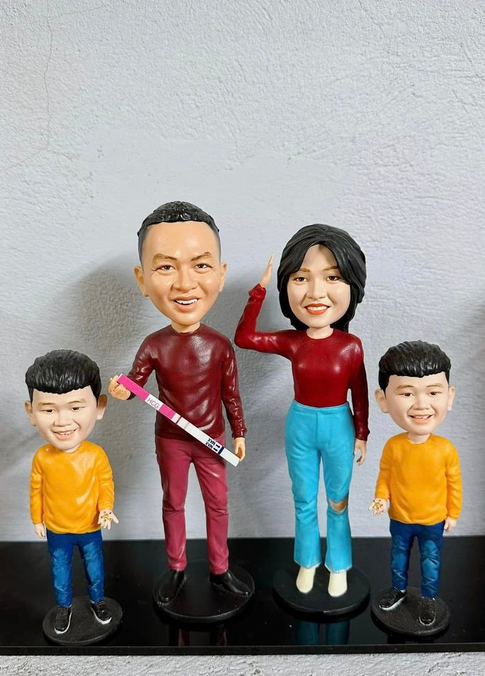 Điều đáng chú ý là trên tay tượng sáp của chồng MC Hoàng Linh là một chiếc que thử thai hai vạch. Điều này như một lời ngầm thông báo cô nàng sắp được lên chức mẹ và chào đón thêm một thành viên mới.