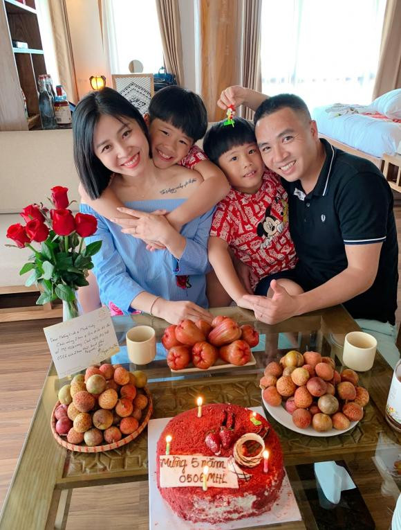 MC Hoàng Linh đã từng có một cuộc hôn nhân trước đó cùng chồng cũ, và có hai cậu con trai song sinh.