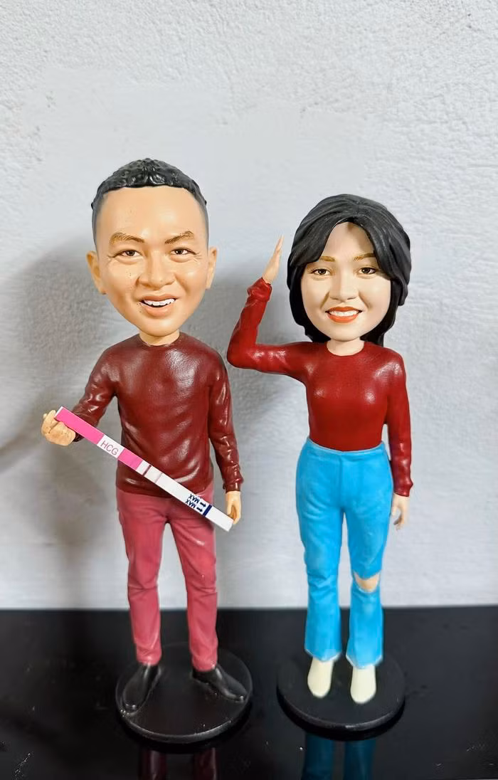 Mới đây, nữ MC Hoàng Linh đã cập nhật loạt ảnh mới trên trang cá nhân thu hút sự chú ý. đăng ảnh kèm dòng chú thích. "Bạn đã bao giờ thấy một con hổ có cánh chưa?" Kèm theo đó là bức ảnh tượng sáp gia đình 4 người, trong đó có hai con trai của nữ MC "Chúng tôi là chiến sĩ".