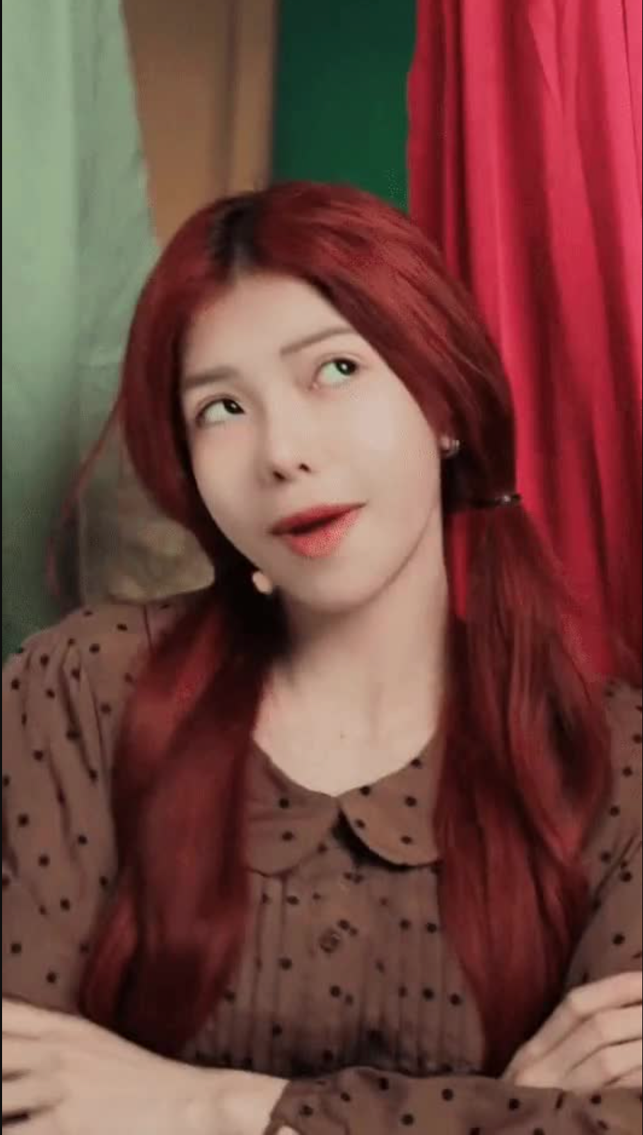 Cô còn cho biết mình chưa từng làm tổn thương cư dân mạng nên mong dân mạng đừng vùi dập mình bằng những câu từ.