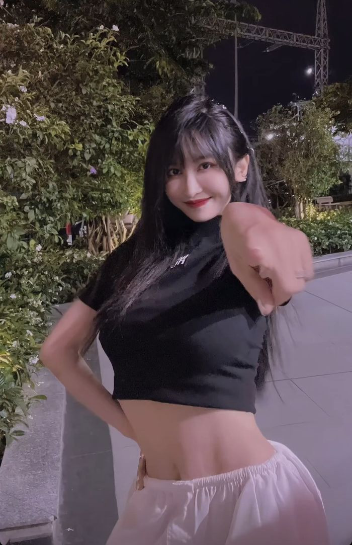 Cụ thể trong ảnh, Mina Phạm diện croptop đen phối với quần dài màu trắng. Cơ bụng xịn sò với phần rãnh ở hai bên sườn tạo thành hai đường thẳng chạy dọc xuống của cô trông như hình số 11.