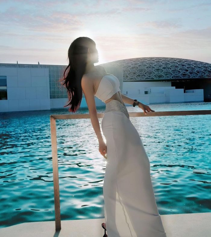 Mới đây, vợ Minh Nhựa tiếp tục chiếm trọn spotlight khi cho "lên sóng" loạt ảnh phô body siêu gợi cảm.