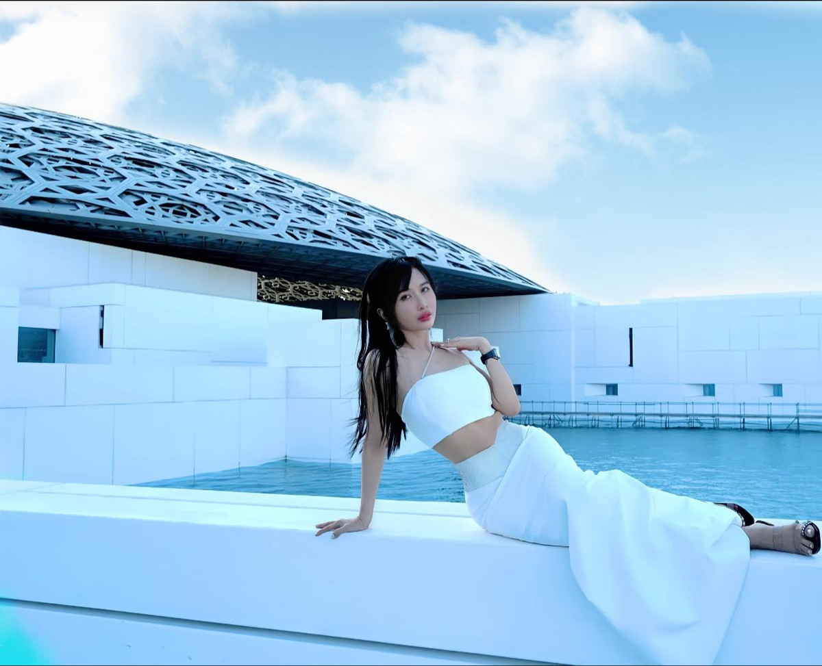 Sở hữu hình thể thon gọn và cân đối, cô thử sức với nhiều phong cách thời trang khác nhau.