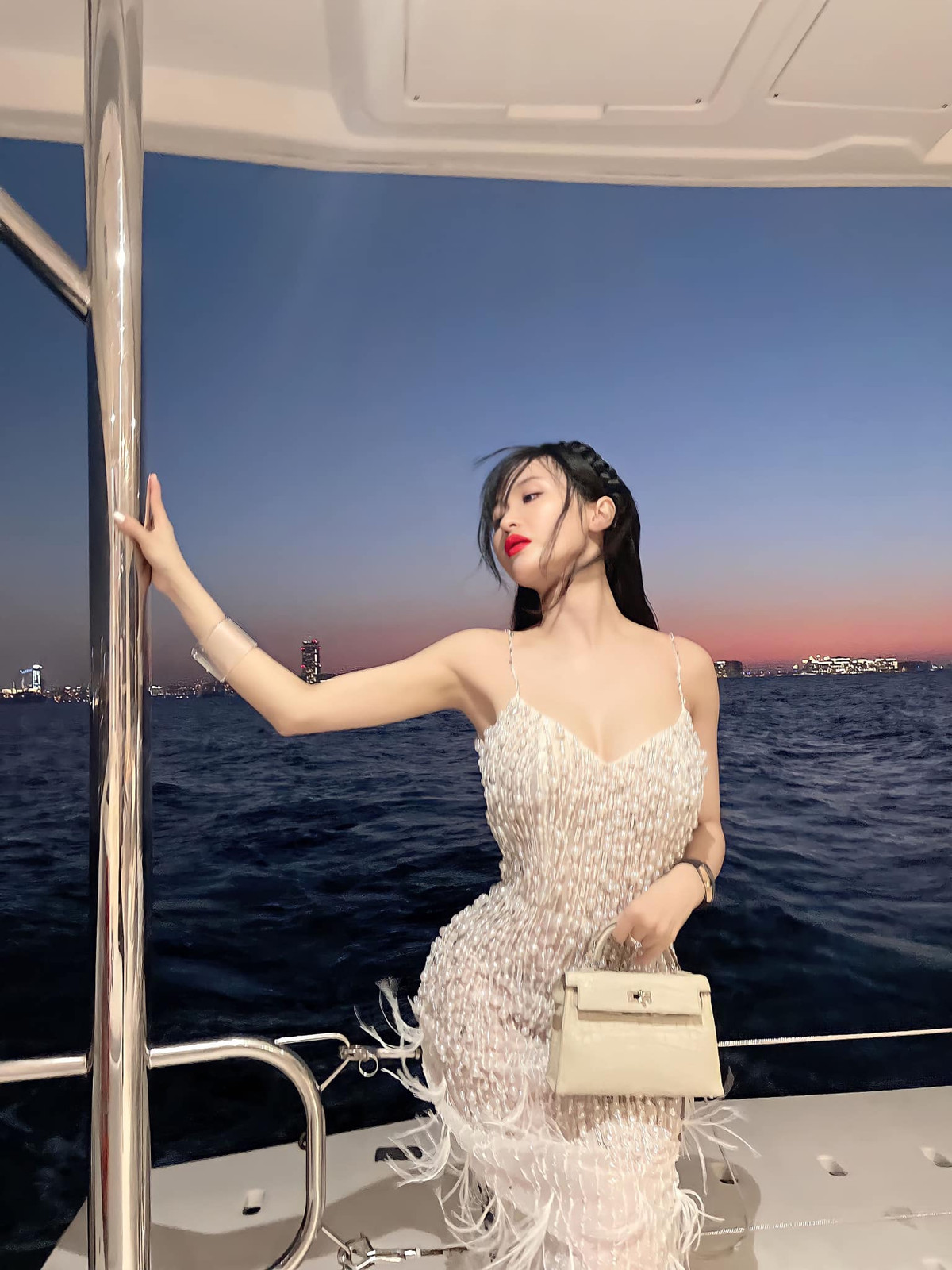 Lấy chồng đại gia nên hot girl 8x này không ngần ngại chi tiền "khủng" cho vẻ ngoài của mình.