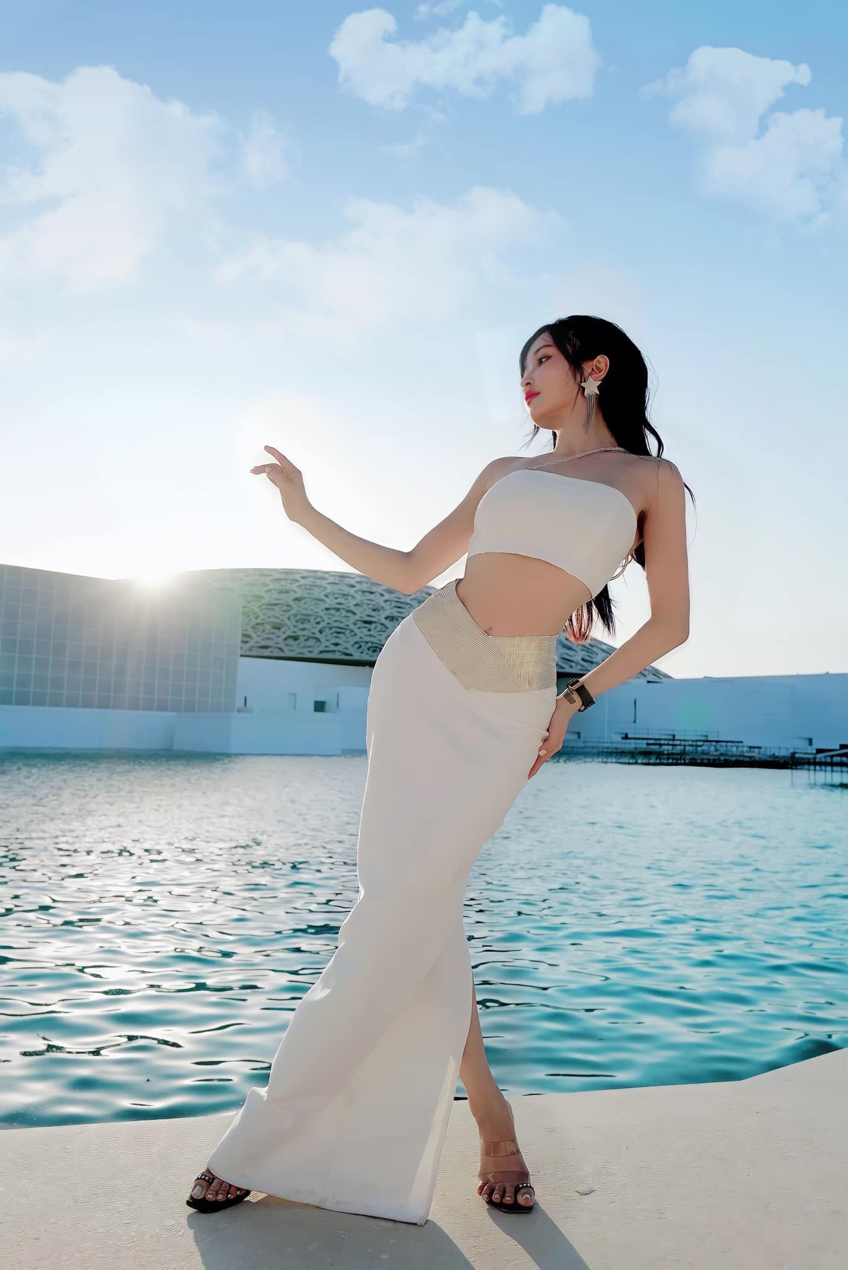 Từ trang phục năng động, cá tính đến những "bộ cánh" sang trọng, quý phái đều có trong tủ đồ của bà xã Minh Nhựa.