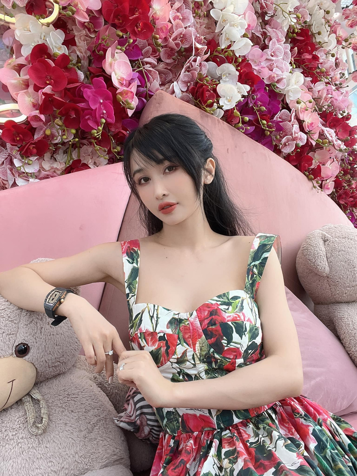 Dù đã tuổi đã ngoài 30 thế nhưng vợ đại gia Minh Nhựa gây chú ý nhờ sắc vóc "không phải dạng vừa".