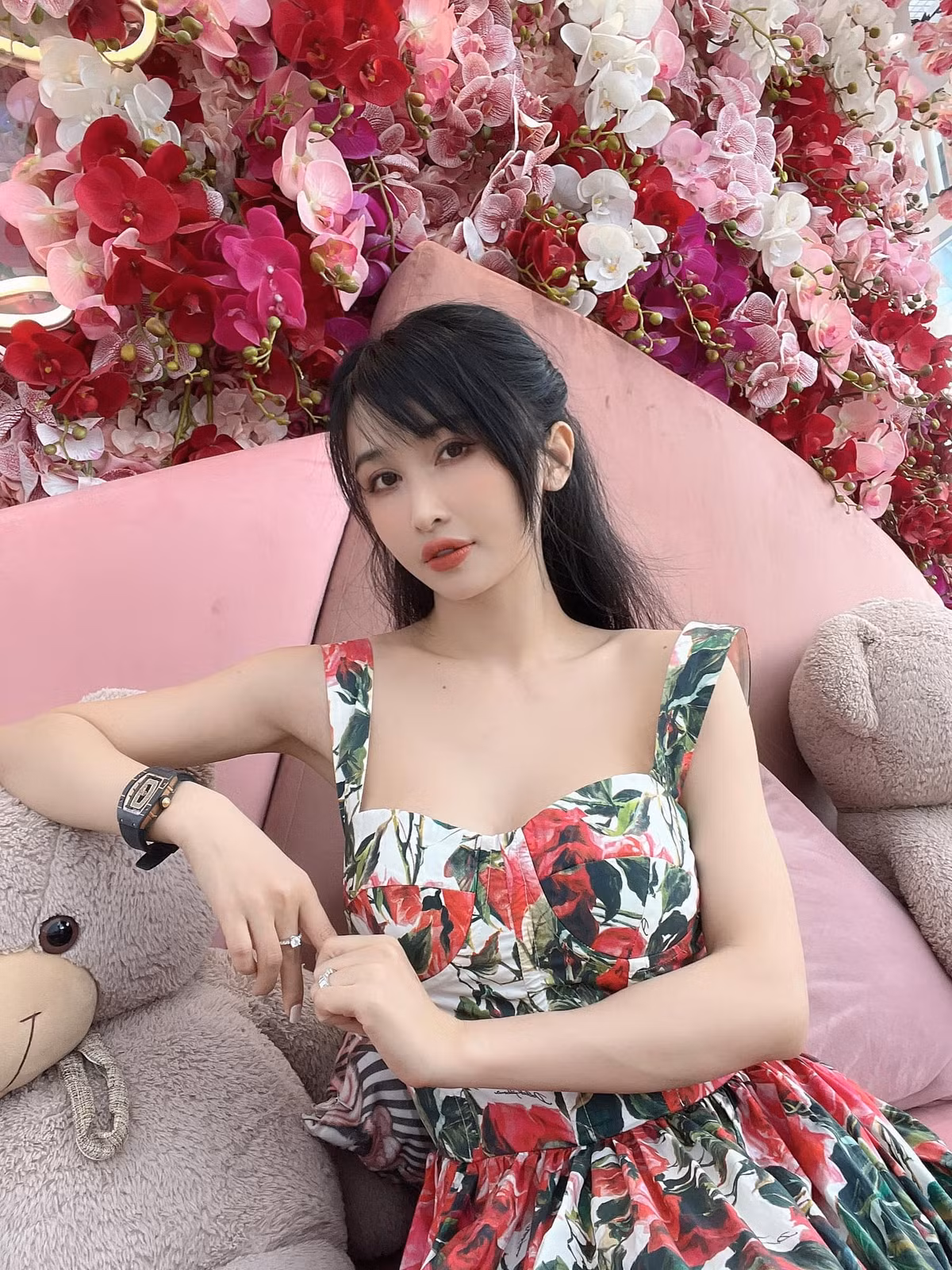 Dù đã tuổi đã ngoài 30 thế nhưng vợ đại gia Minh Nhựa gây chú ý nhờ sắc vóc "không phải dạng vừa".