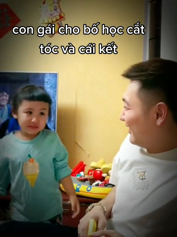 Thấy mái tóc của mình, cô bé nhìn ông bố "vừa khóc vừa cười" trông cực đáng yêu.