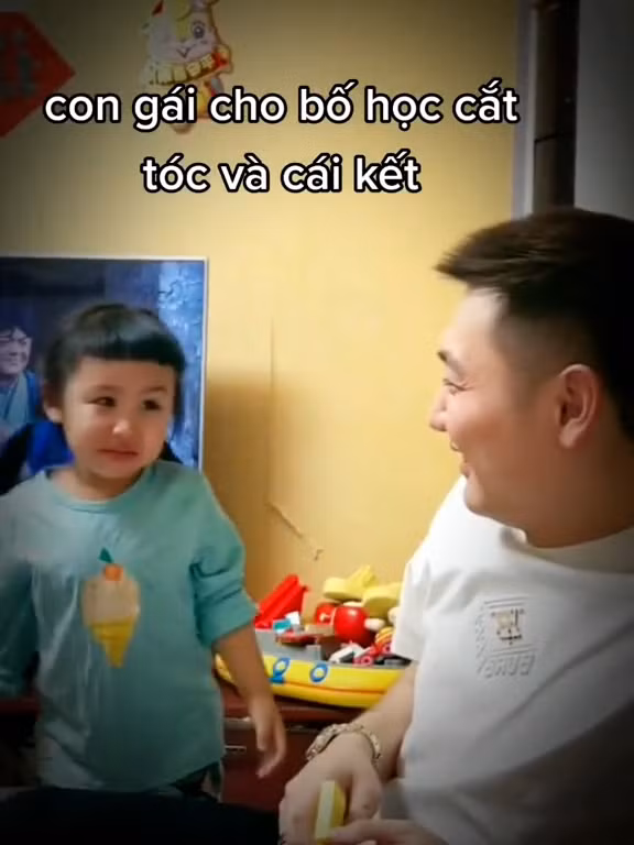 Thấy mái tóc của mình, cô bé nhìn ông bố "vừa khóc vừa cười" trông cực đáng yêu.