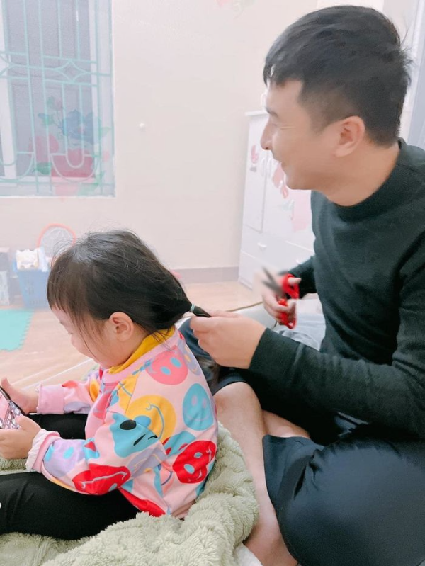 Những bước chuẩn bị cắt tóc của người bố này trông có vẻ chuyên nghiệp thế nhưng sau khi nhìn thành quả ai cũng "ngã ngữa".